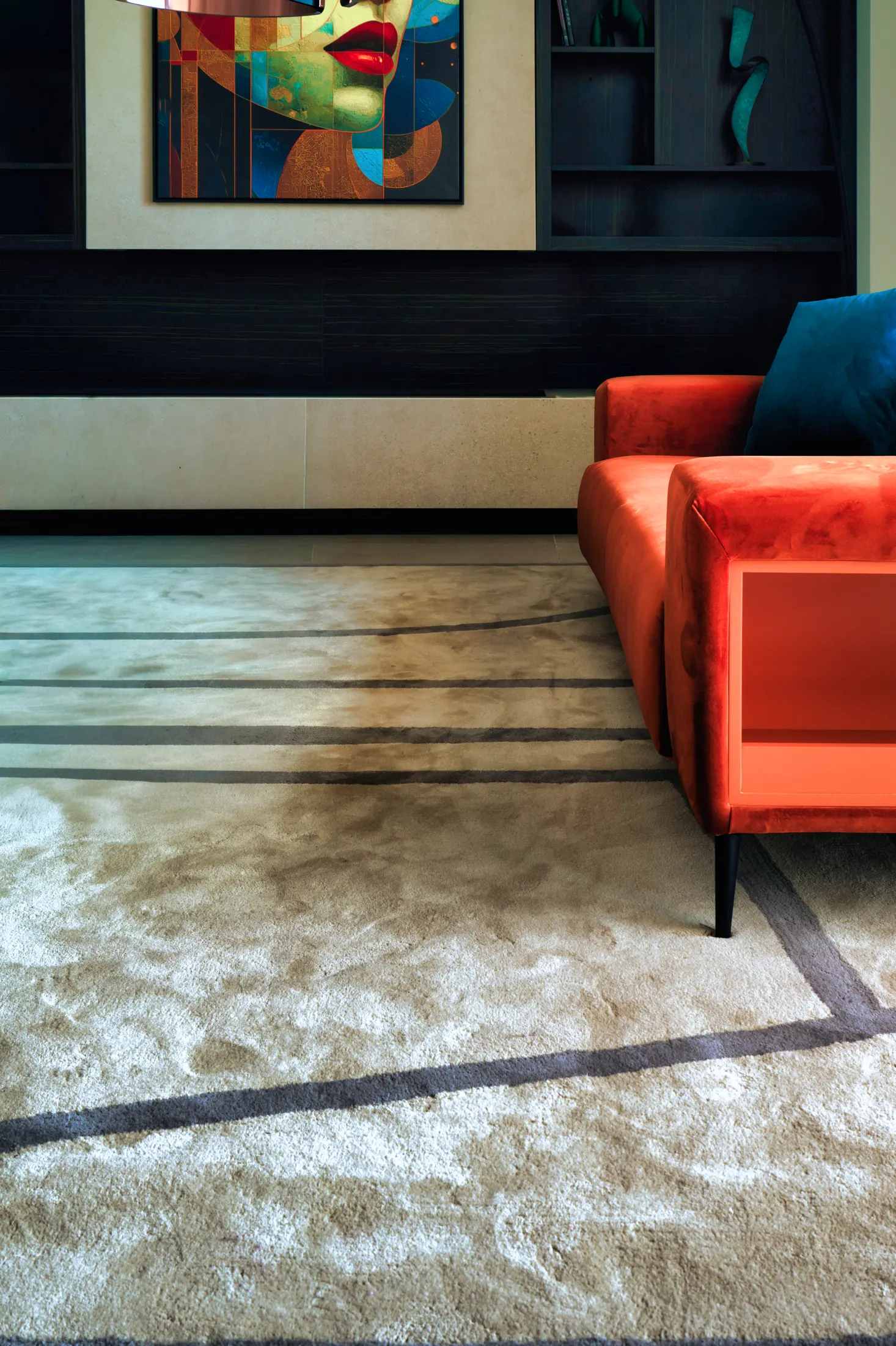 Salón con sofá rojo y alfombra Filomaestro de fibras largas
