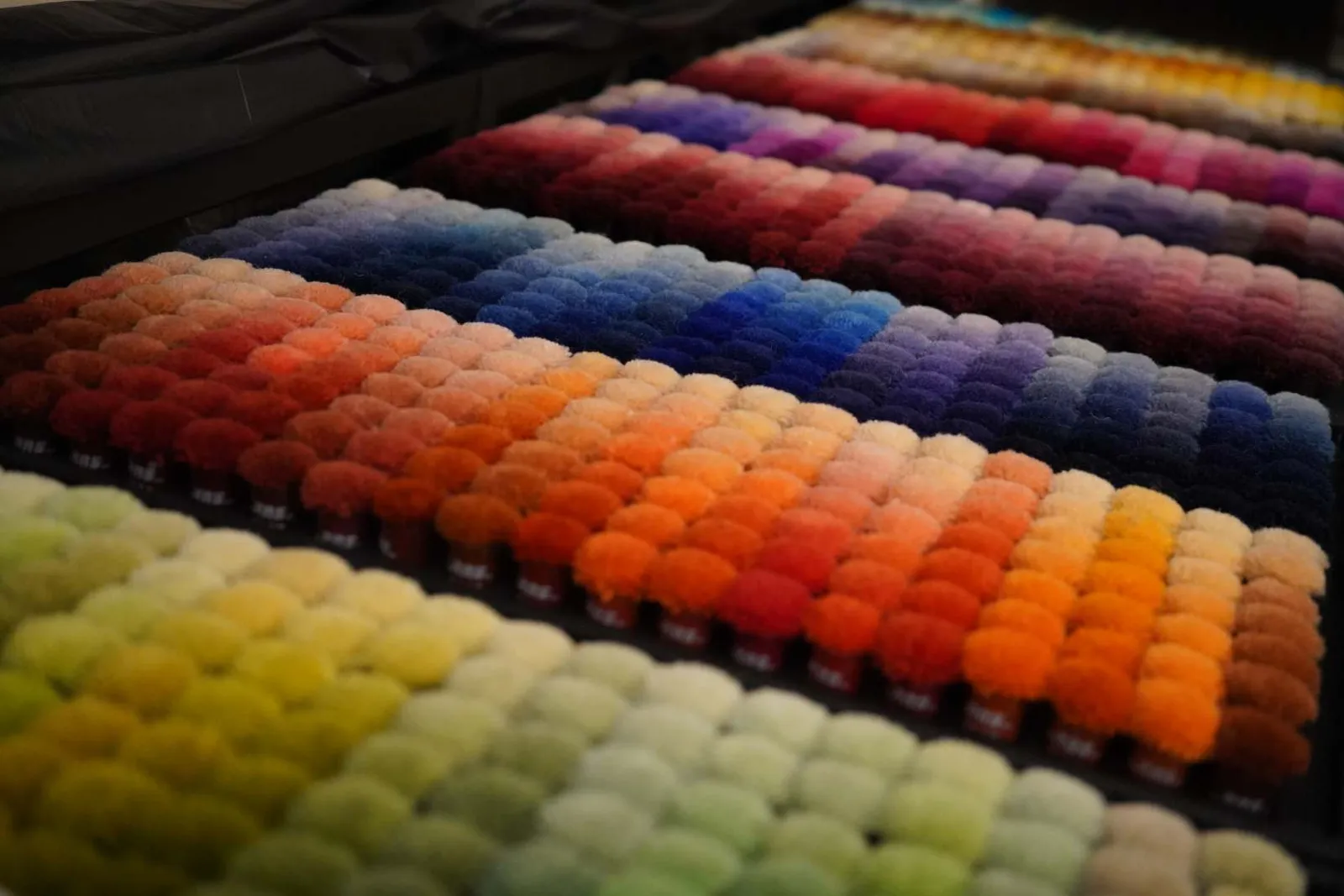 Bucles de lana multicolor recién tuftados
